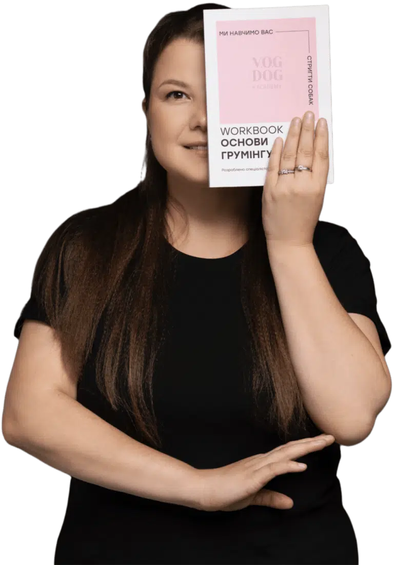 Дівчина презентує блокнот для ефективного проходження курсів